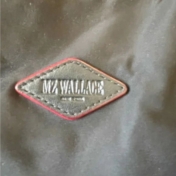 Longchamp Black Tote Bag with Structured Design and Top Handles - Picture 2 of 7